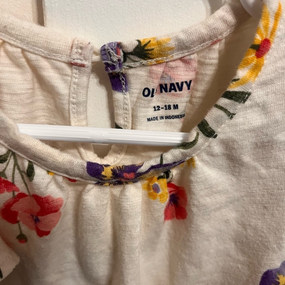 Old Navy White Flutter Sleeve Blouse with Peter Pan Collar - Picture 2 of 2